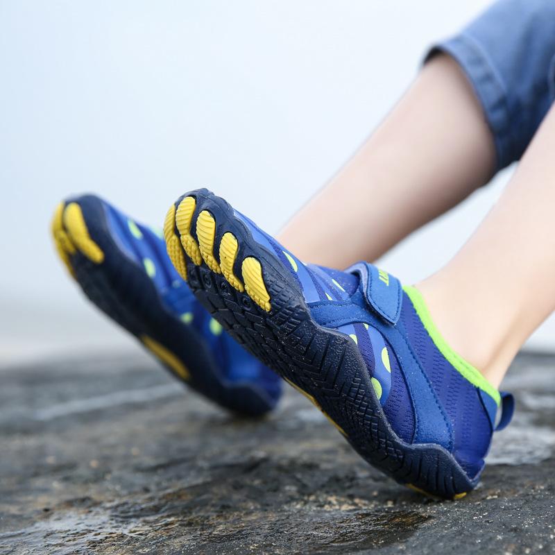 Новые детские пляжные туфли, регулируемые липучкой, эластичные, легкие, дышащие, повседневные, модные, нескользящие туфли для ходьбы по воде