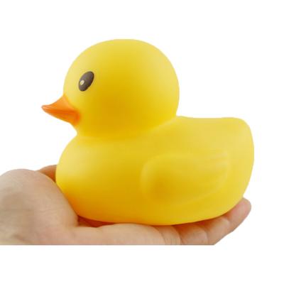 Детские резиновые гонки, скрипучая утка, 11 см, игрушки для ванной для детей, забавные образовательные музыкальные игры, большая желтая утка