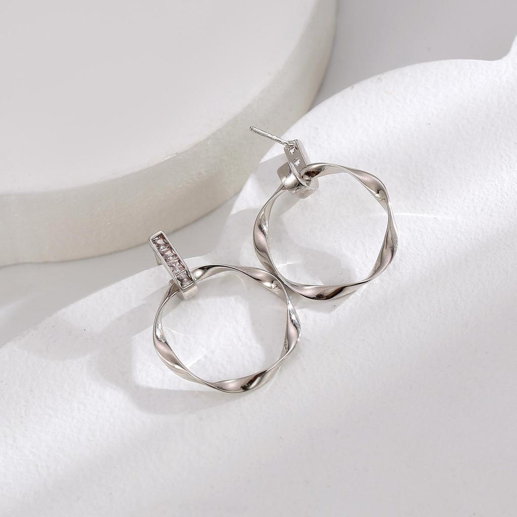 Элегантные длинные серьги-кисточки: Дизайн ниши «легкая роскошь» для женщин