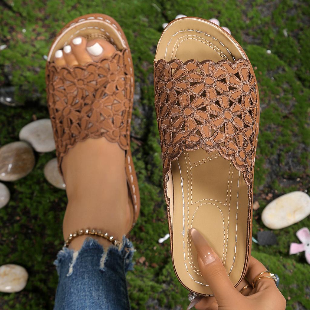 Женские шлепанцы широкой полноты с цветочной перфорацией - сандалии-мюли на низком клину для лета, минималистичные повседневные шлепанцы