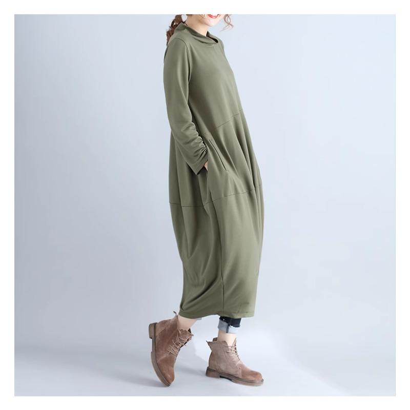 Платье миди с полувысоким воротником сшито из платья с длинными рукавами