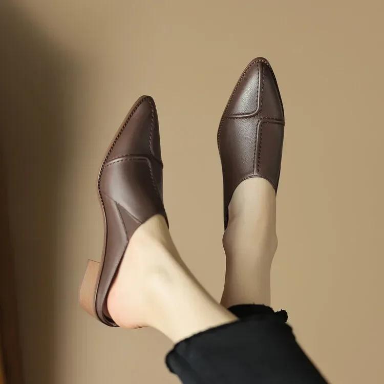 Мода 2025 Бао-голова Полушлепанцы Женские Весенне-летняя обувь Грубые Сандалии Острый носок Ленивые Средний каблук Магглы