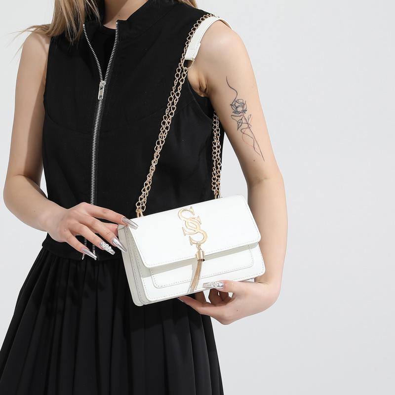 Новая модная тенденция с буквенным принтом и фурнитурой Простая повседневная летняя ретро-повседневная сумка через плечо с цепочкой для женщин