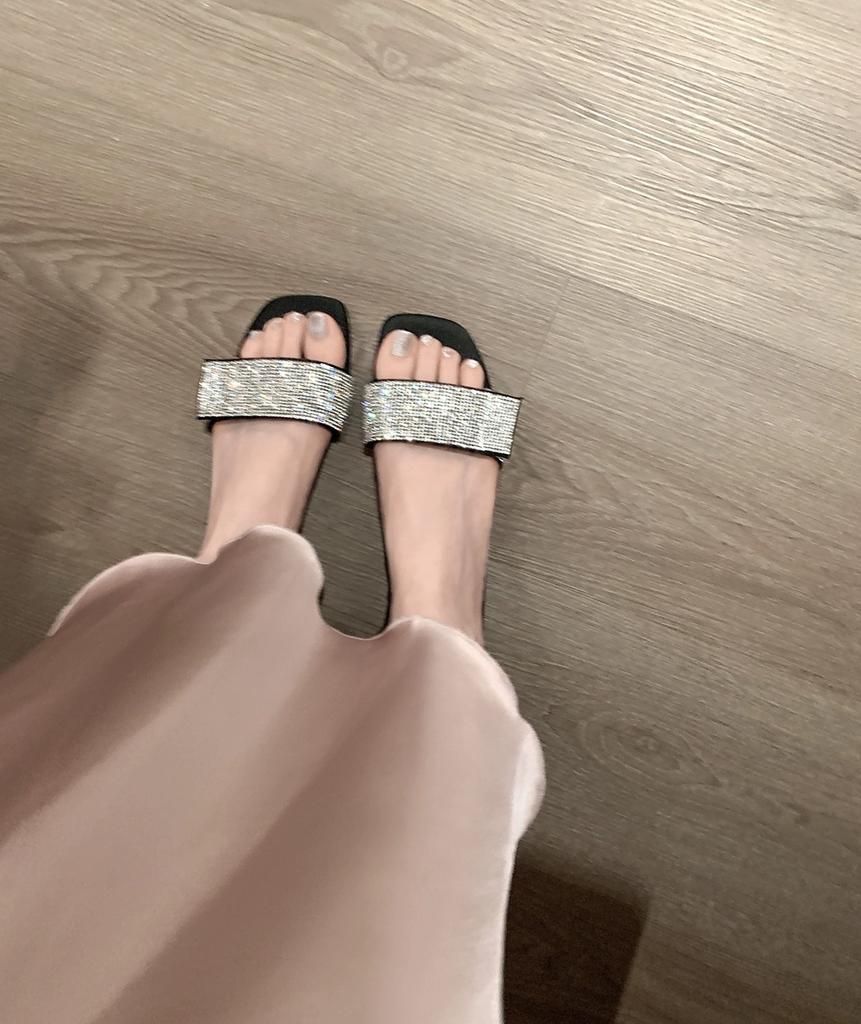 Лето 2025 новые французские шлепанцы с квадратным носком и стразами женские модные универсальные на плоской подошве крутые шлепанцы женская летняя обувь