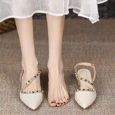 2025 Лето Новые Туфли на Каблуке «Китен» Французская Ниша Каблук-Блок Острый Носок Обернутая Головка Задник Пустые Сандалии для Женщин