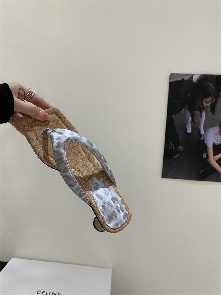 Fashion Square Heel Slippers Casual Rubber Flip Flops Shoes Woman 2025 Shale Female Beach Pantofle Block Luxury Soft Hawaiian Sabot New