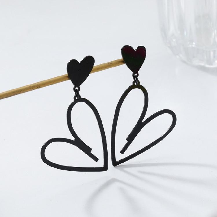 Modern Black Heart Pendant Earrings Vintage Modern Jewelry Lightweight Alloy Earwear Accessory for Fashion Enthusiasts