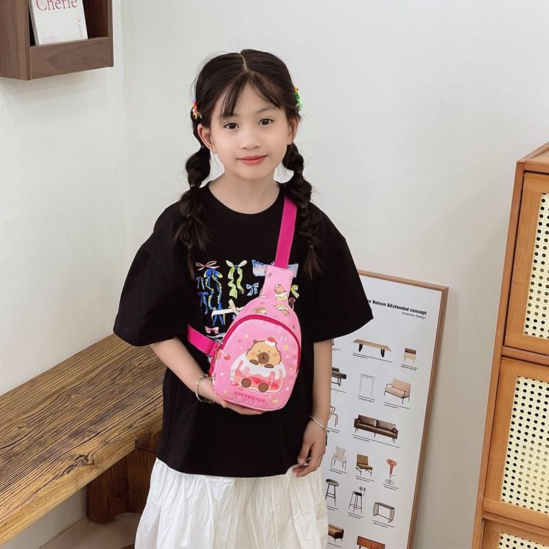 Детская нагрудная сумка с мультяшным узором капибары, из полиэстеровой ткани и с дышащим дизайном для повседневного использования