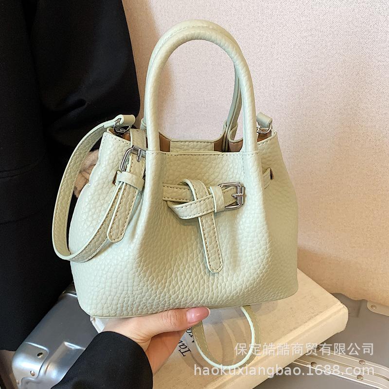 Популярная в этом году маленькая сумка женская лето 2025 новая универсальная супер огонь сумка-мессенджер повседневная портативная сумка-ведро