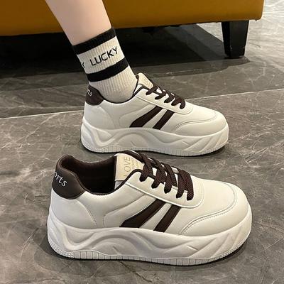 Туфли для доски с увеличением высоты на толстой подошве. Женские весенне-осенние новые повседневные туфли для хлеба. Легко подходящие по цвету спортивные белые туфли.