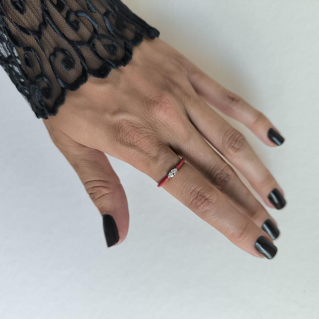 Серебряное кольцо с фианитами, емаллю, вес изделия 1,05 гр (60002236)