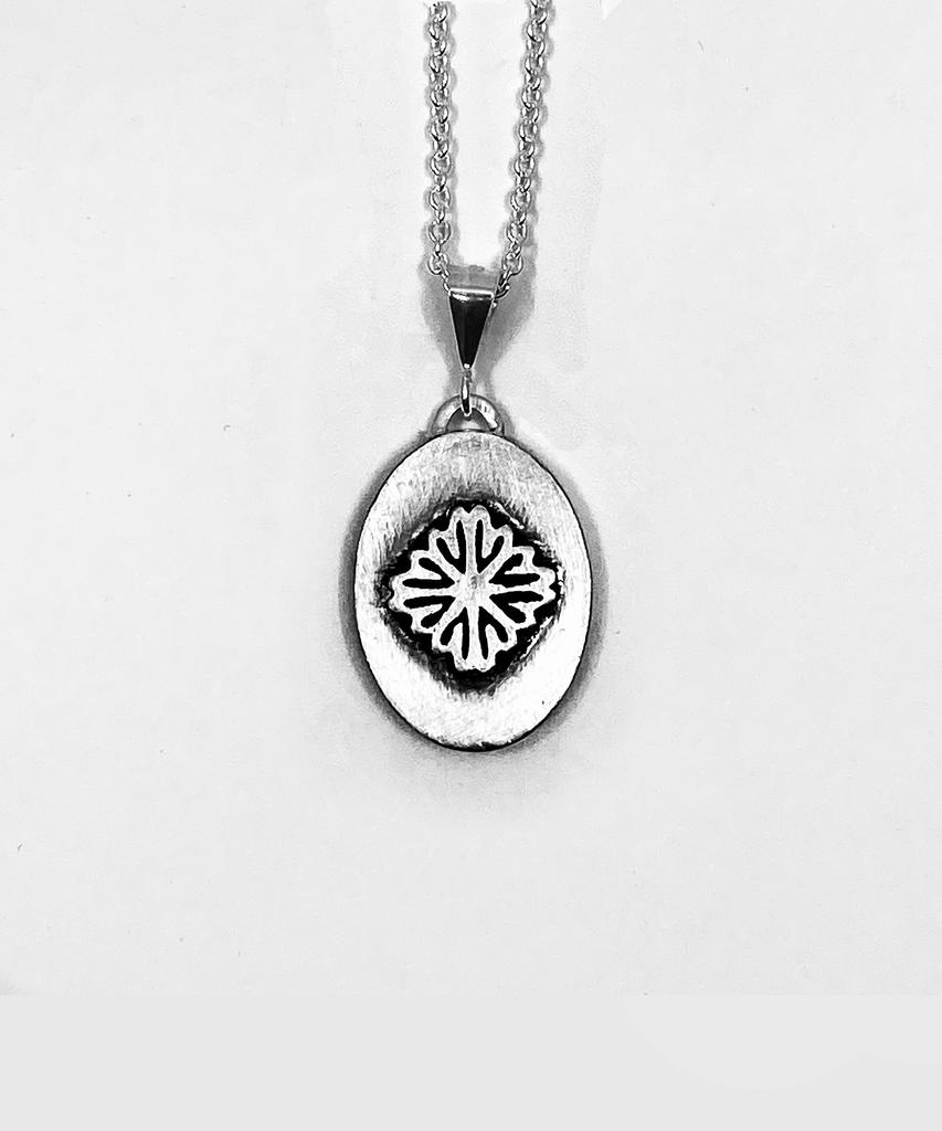 Oesalang Clover Matte Mother-Of-Pearl Necklace (Thin Necklace)