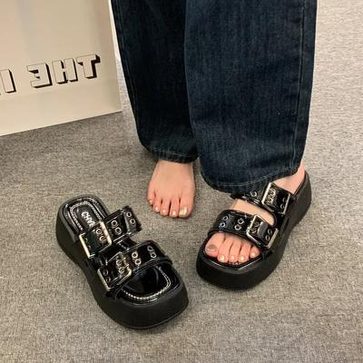 Мягкие тапочки на высоком каблуке 2024 года, женские сандалии с двумя пряжками, роскошные пляжные дизайнерские тапочки на платформе, плоские туфли для женщин, лето