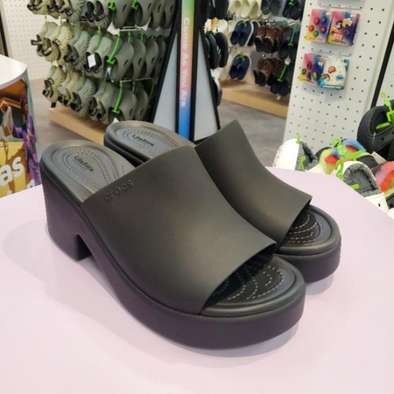 Crocs Бруклинские слайды на каблуке Черные 209408 060