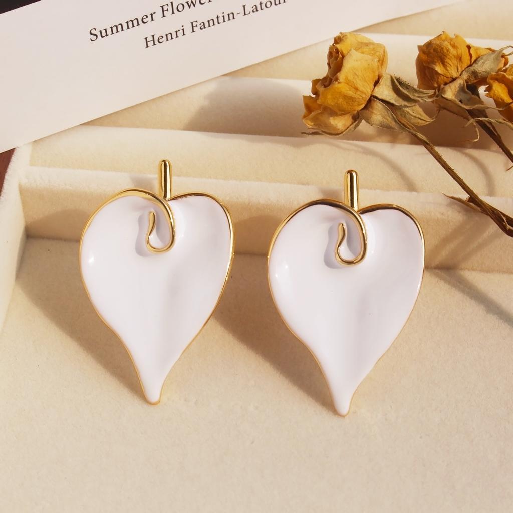 Серьги-гвоздики Light Luxury Heavy Industry с белой эмалью в виде цветка каллы, женские, литературные, большие, из медного золота 489 пробы