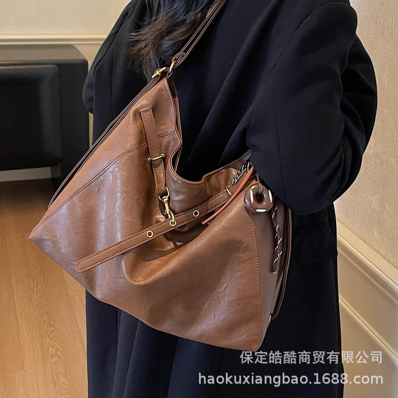 Женская сумка-тоут большой вместимости 2025 новая осенне-зимняя ретро повседневная на плечо сумка для поездок многофункциональный рюкзак