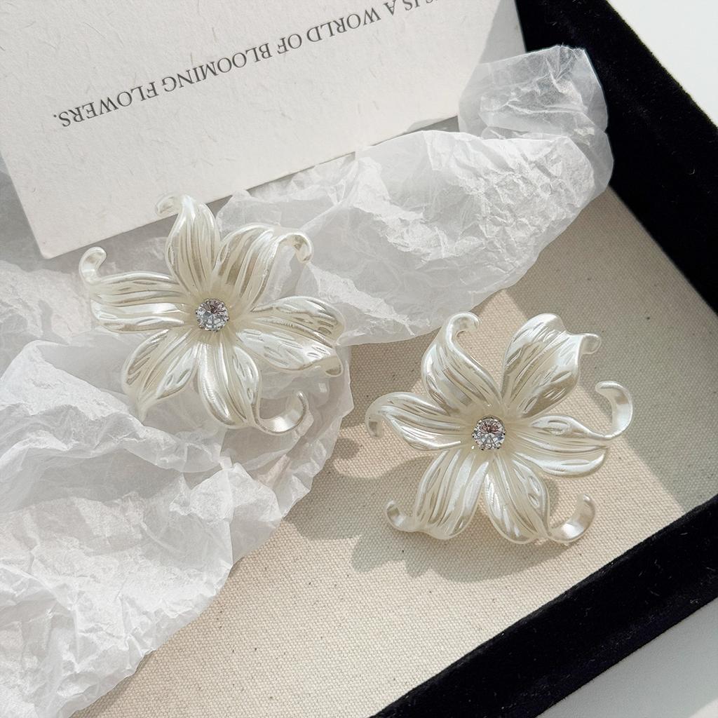 Chic Lily Stud Earrings White Acrylic Flower Women's Unusual Earrings Curved Petals Crystal Middle Unique Design Earrings