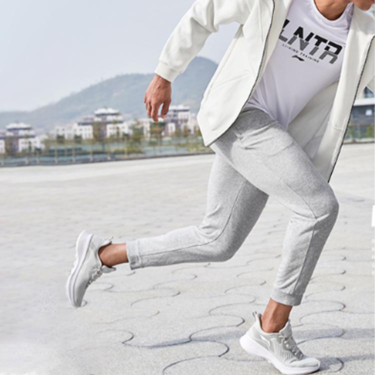 Li Ning Comprehensive Training Series Дышащие повседневные спортивные зауженные длинные брюки мужские низ светло-серый AKLR367-3