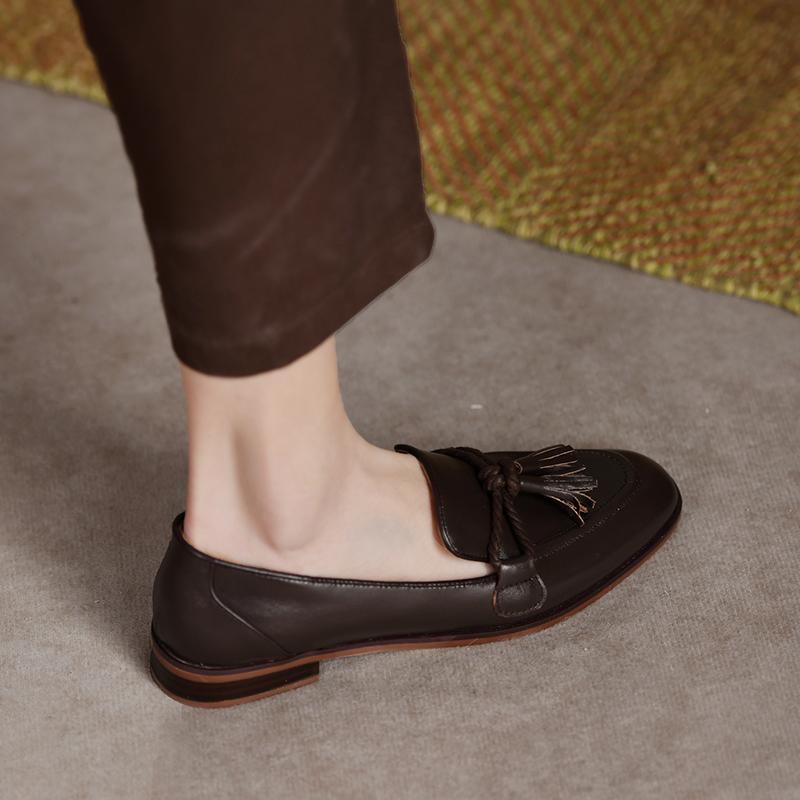Модные женские туфли-лоферы в британском стиле с квадратным носком и неглубоким носком. Модные туфли-лодочки с кисточками на низком каблуке. Женские повседневные туфли без застежек.