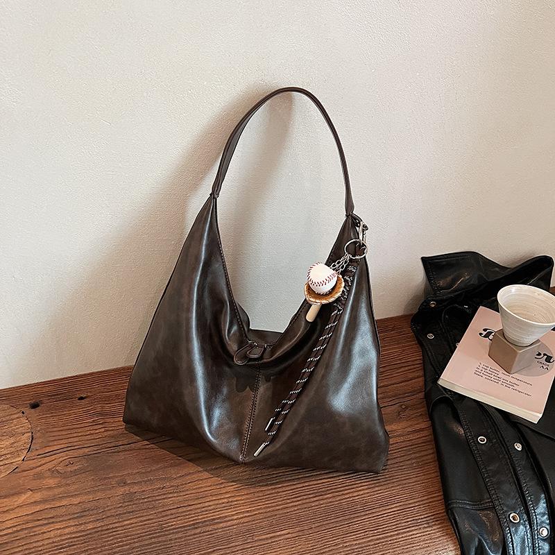 Вместительная сумка подмышку женская 2025 новая осенне-зимняя сумка через плечо ретро-сумка премиальная сумка-тоут для通勤