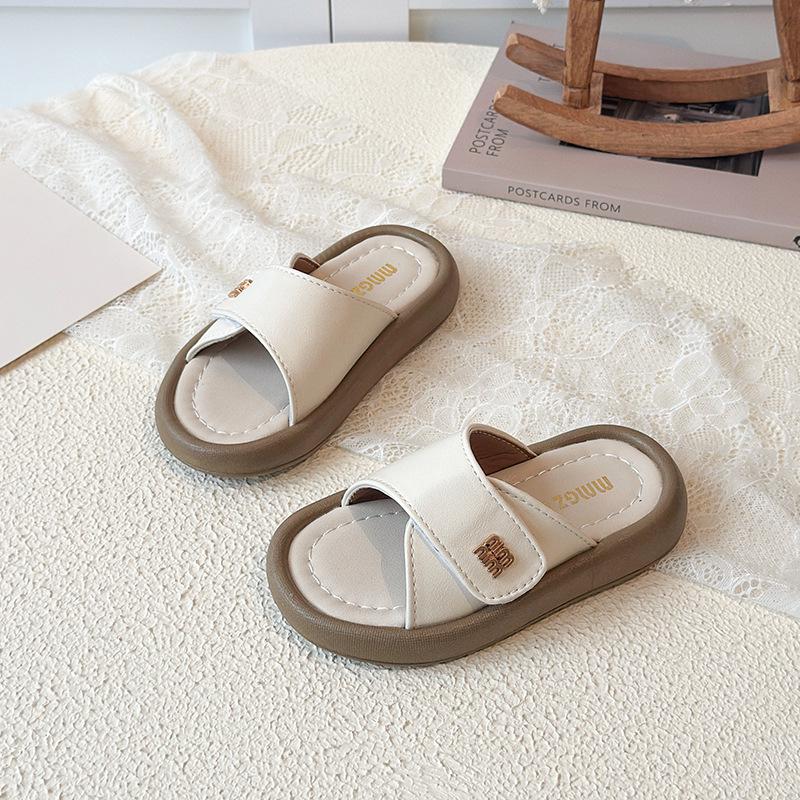 2026 Summer Children's Round Toe Slippers: Girls' Fashionable Toe-Covered Outdoor Sandals.