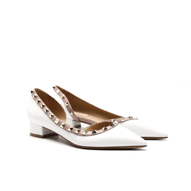 Новые туфли из лакированной кожи нюдового цвета с пустыми заклепками по бокам, с острым носком и толстым каблуком, туфли-лодочки, туфли на среднем каблуке, детская трендовая обувь