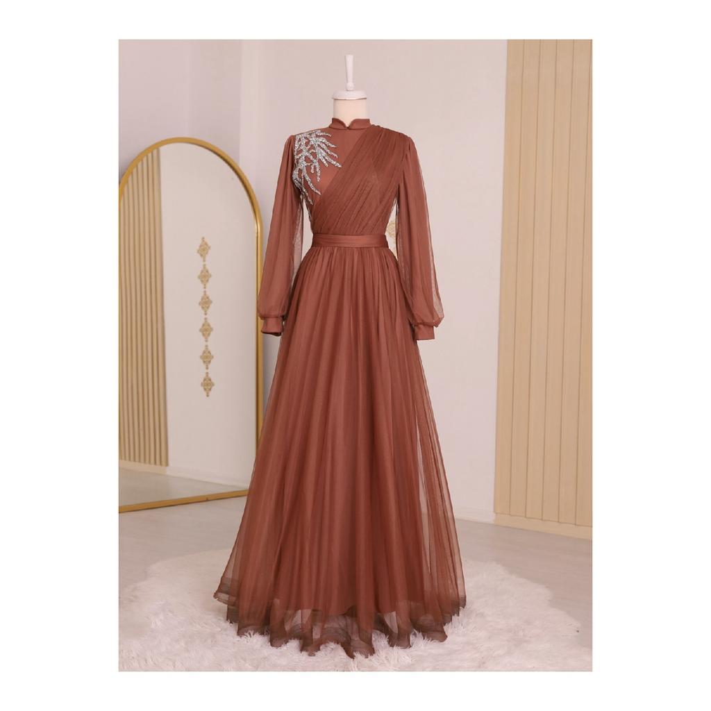 Вечернее платье из тюля с драпировкой и поясом, с каменной отделкой спереди