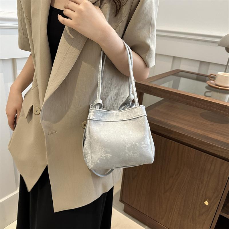 Корейская версия универсальной небольшой свежей сумки-ведра для подмышек, женская сумка, новая весенняя простая модная ручная сумка через плечо