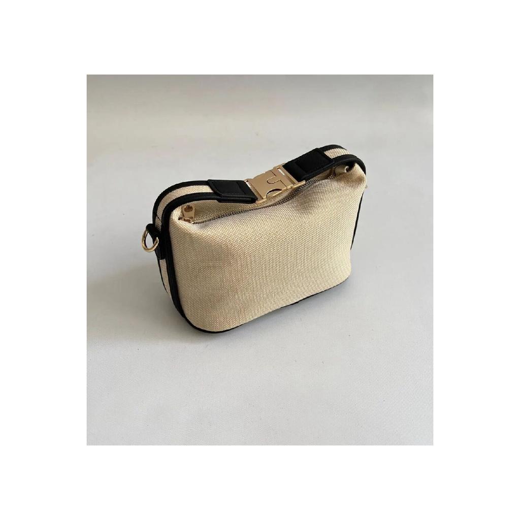 Deel Model Hand And Women's Shoulder Bag