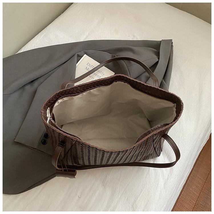 2025 Casual Retro Weaving Large Capacity Simple Solid Color Foreign Style Korean Version Lazy Style One Shoulder Underarm Tote Bag Women