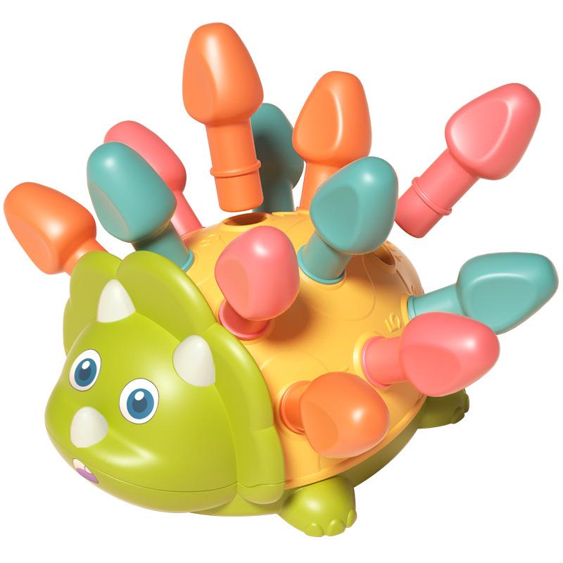 Детское раннее образование, развивающие мышление, развивающие концентрацию внимания, дети тянут маленького ежика-редиску и вставляют строительные блоки