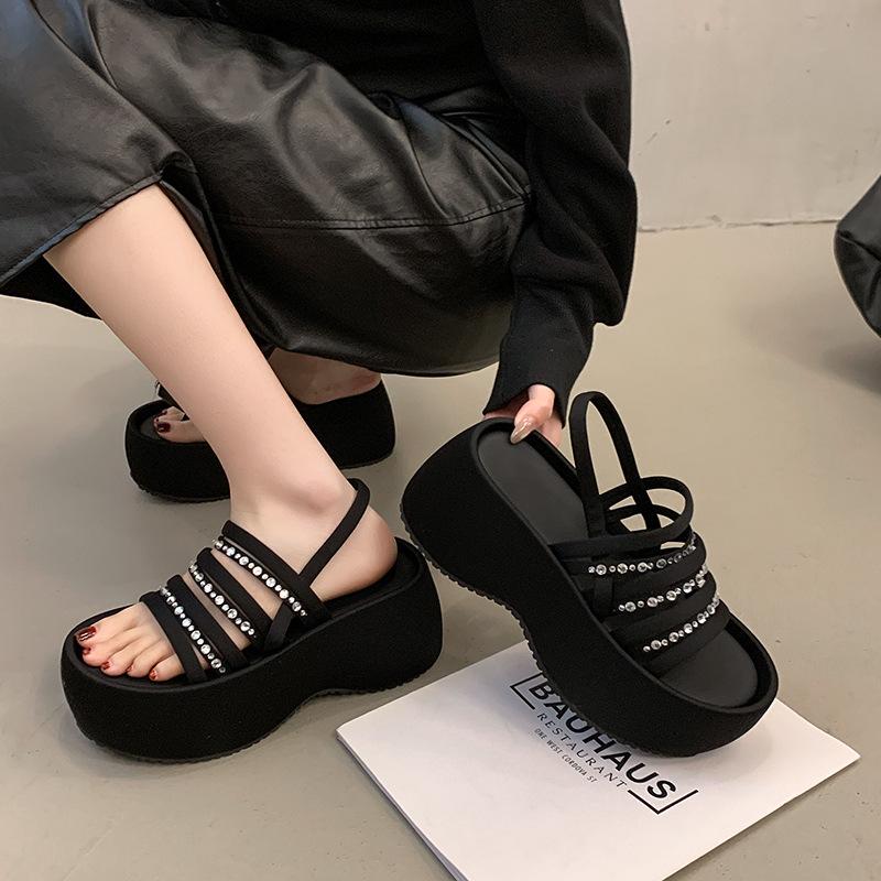 Босоножки на платформе-маффине со стразами, женские летние 2025, новые, с ремешком из одного слова, черные, универсальные, для платья, увеличивающие рост, пляжная обувь