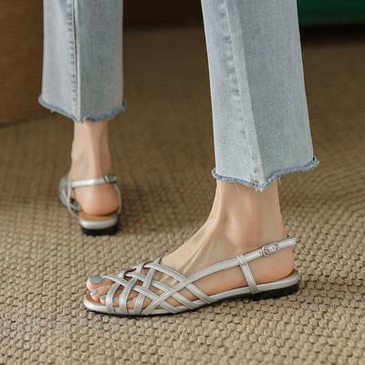 Модные римские сандалии для женщин 2024 года, летние новые повседневные туфли на плоской подошве с мягкой подошвой во французском стиле ретро, белые, с вырезами на низком каблуке