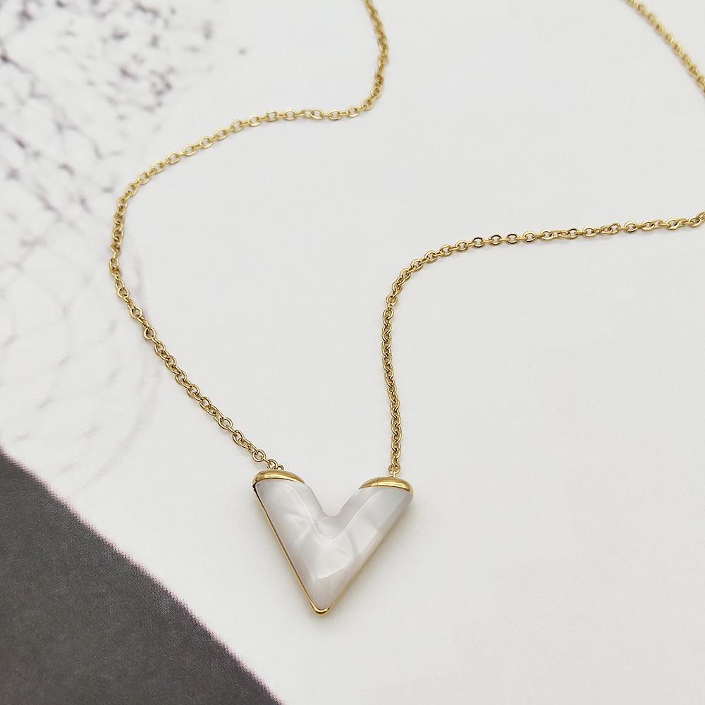 French Light Luxury Double Sided V-shaped White Fritillaria Clavicle Chain for Women with Minimalist Design Sense Versatile Titanium Steel Necklace