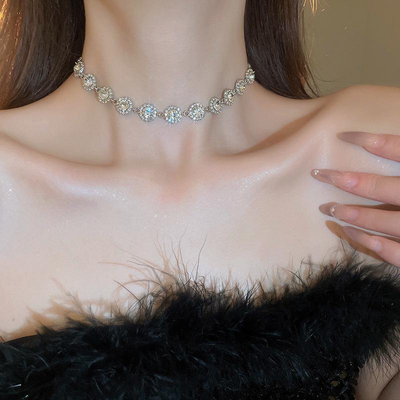 Vintage Teardrop Rhinestone Colorful Necklace: Retro High-End Clavicle Chain Court Style Choker for Women