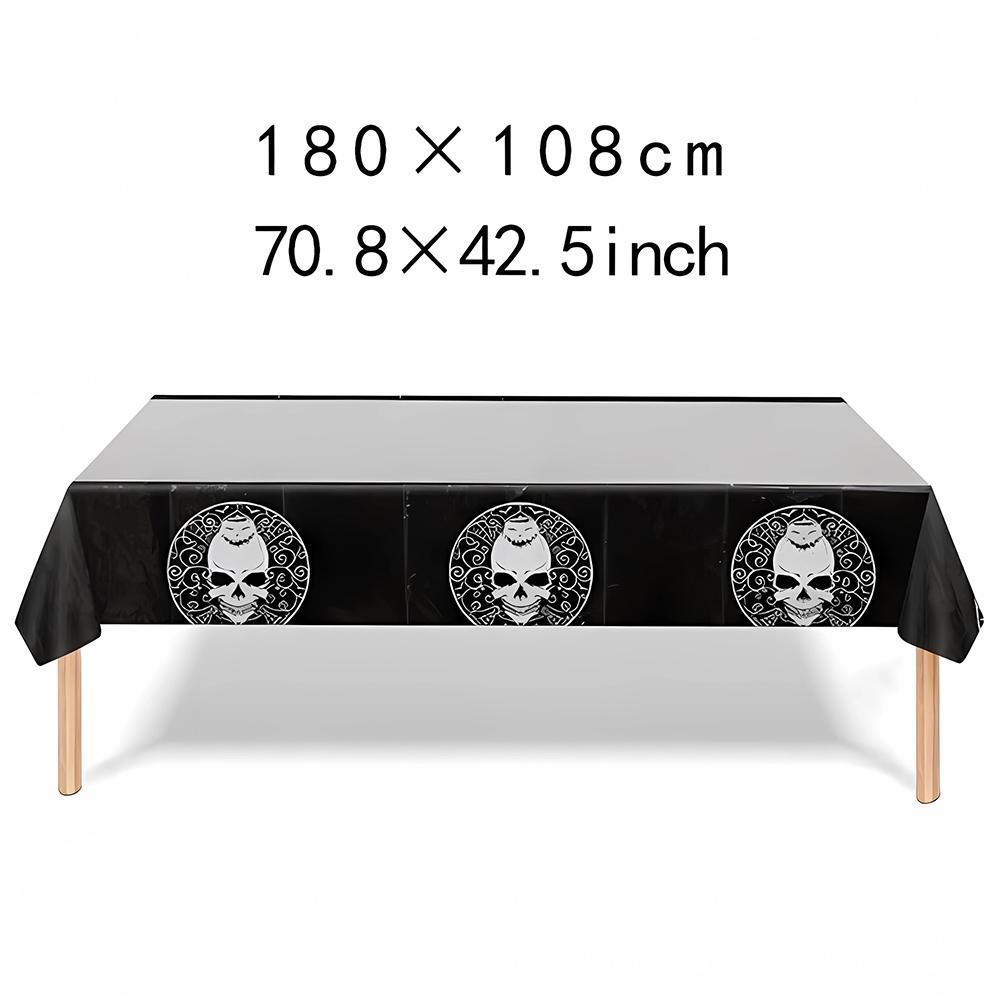 Принадлежности для вечеринки в честь Хэллоуина включают бумажные тарелки, чашки, салфетки, скатерть, баннер.