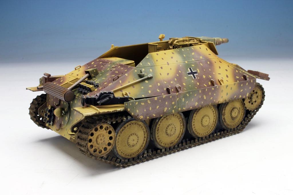 Dragon Scale World War II German Type 38 Reconnaissance Tank with K51 Plastic Model DR6815 1/35 7.5cm L/24 Gun, Kit,
