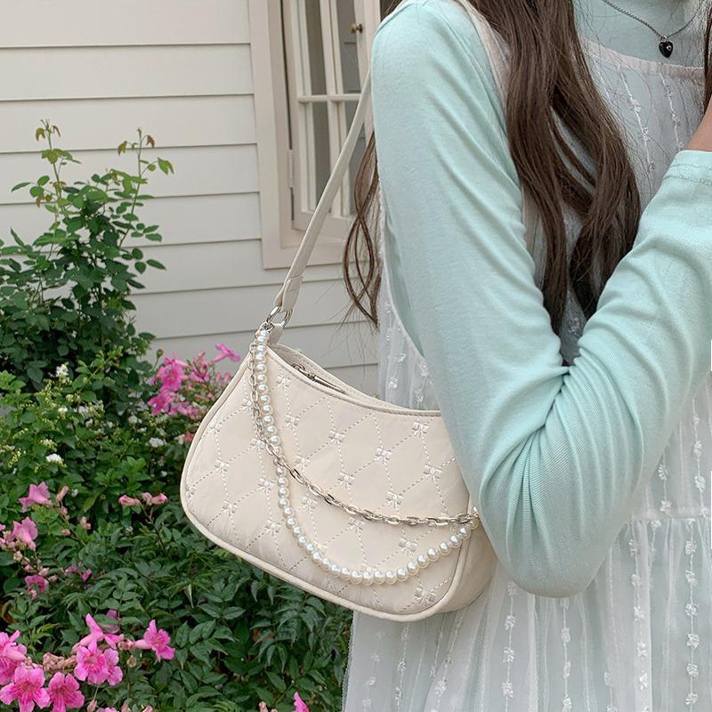 **Женская розовая сумка-багет с бабочкой и цепочкой из жемчуга и бриллиантов**