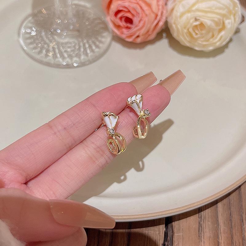 Серьги-иглочки из серебра 925 пробы в корейском стиле с цветочным мотивом: Универсальный дизайн с жемчужным оттенком и модным стилем, вдохновленным лесом