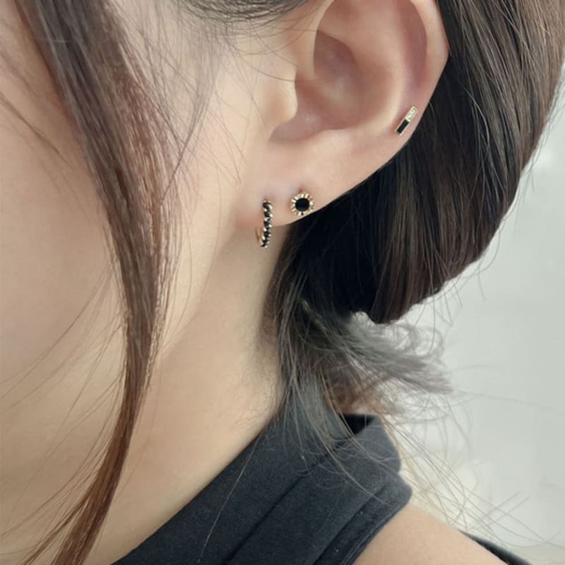 youngglow 14k black round gold bezel piercing