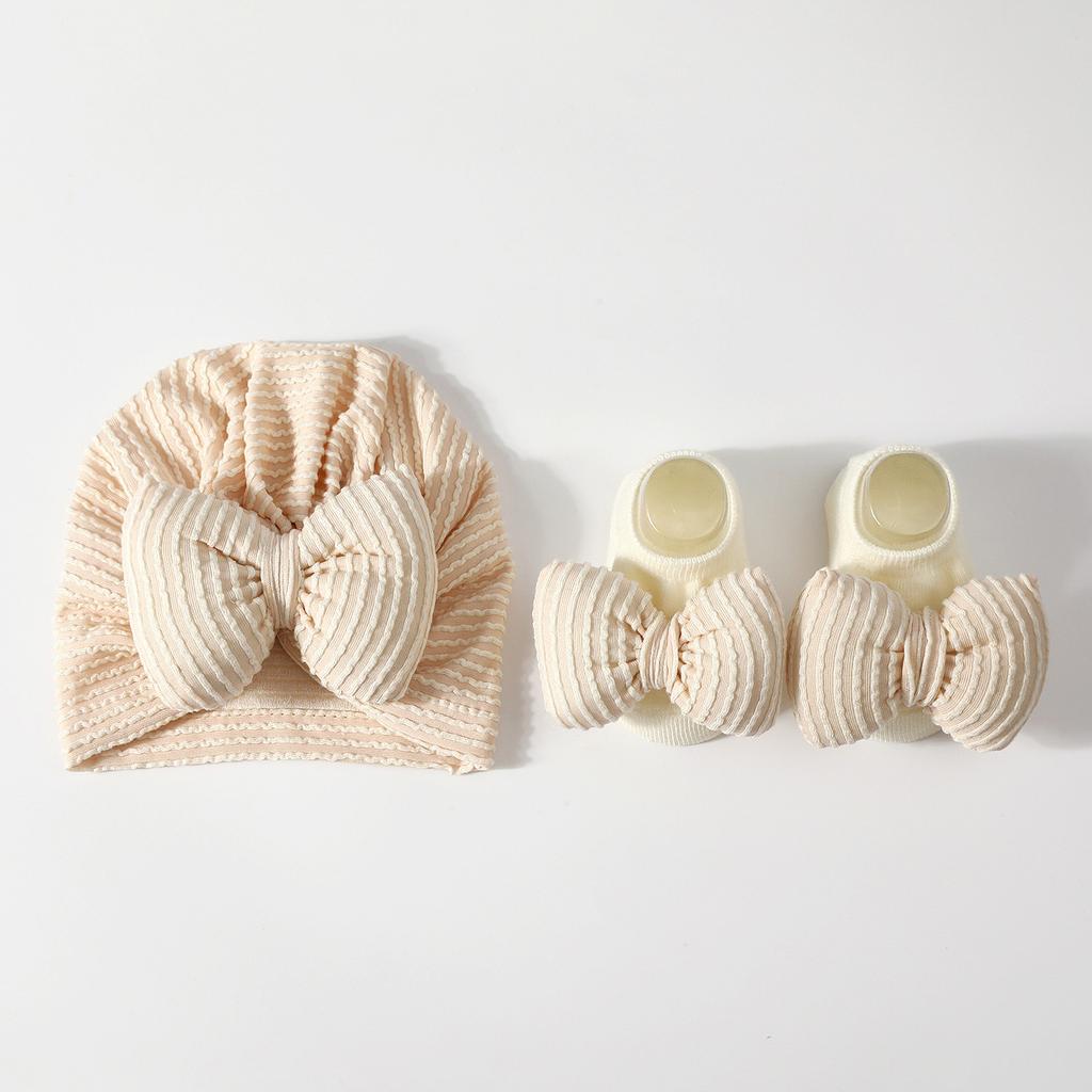 Детский полосатый комплект шапочки и носков для новорожденных, мягкий, для защиты макушки, из хлопка, шапочка, теплая шапка с подкладкой, всесезонный подарочный набор для малыша, носки с нескользящей подошвой