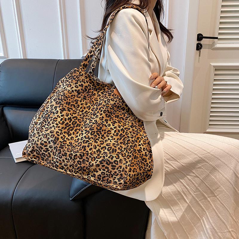 Stylish Leopard Print Casual Tote Bag For Women With Spacious Design And Trendy Appeal