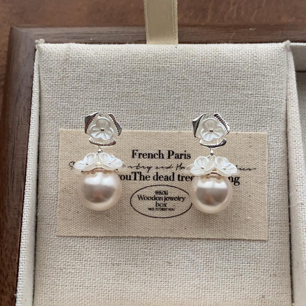 Gentle and elegant flower pearl stud earrings, natural flower cluster earrings, high-end elegant earrings.