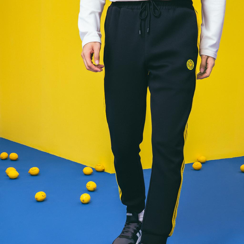 adidas Спортивные брюки Neo X Smiley Collab с манжетами и контрастными 3 полосками, мужские брюки черного цвета HB7411