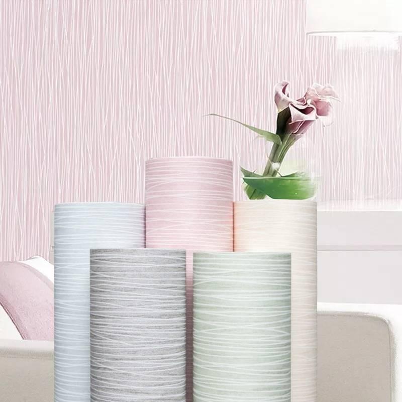 Стильные современные обои в вертикальную полоску бежевого, светло-зеленого и мягкого серого цветов, идеально подходящие для современного домашнего декора в гостиных и спальнях.