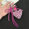 Стильный плюшевый брелок с леопардовым принтом, украшенный подвеской в виде сердца из искусственной кожи, шарм для сумки для женщин, модные аксессуары