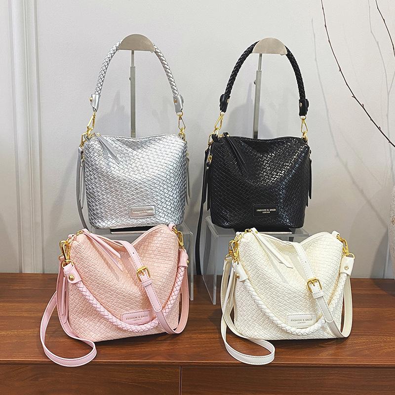Сумки женская сумка 2025 новая корейская версия модная нишевая плетеная сумка повседневная универсальная на плечо сумка-ведро тренд