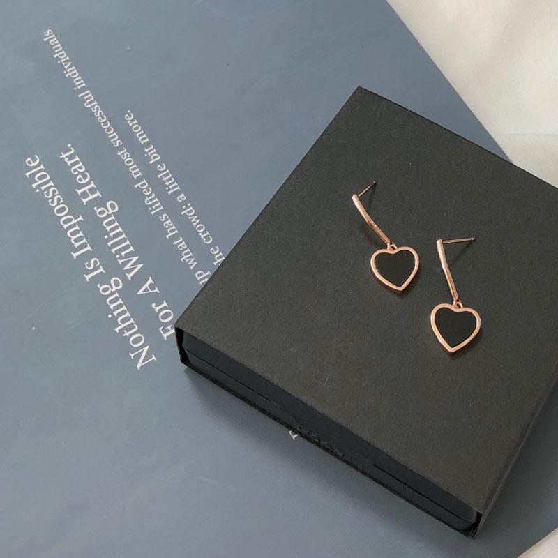 Черные серьги в форме сердца. Изысканные женские серьги Love.