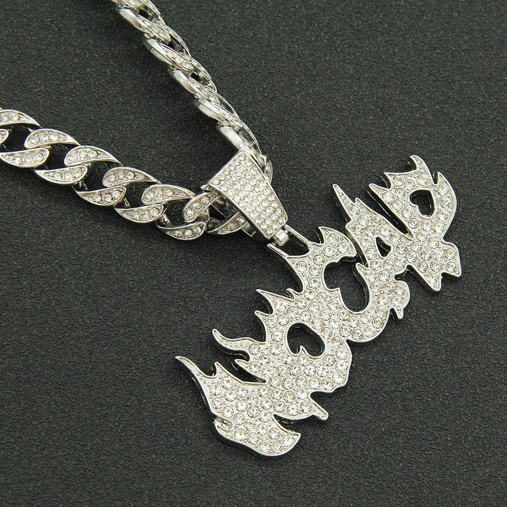 Кубинская цепь с буквами в стиле «Бриллиантовый огонь», уличные танцы в стиле хип-хоп, рэп, европейские и американские трендовые бренды, преувеличенная мужская индивидуальность