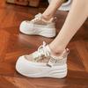 Маленькие белые туфли женские 2025 новая летняя универсальная ажурная обувь на платформе-маффин, повседневные кеды, внутренняя высота увеличивающая женская обувь